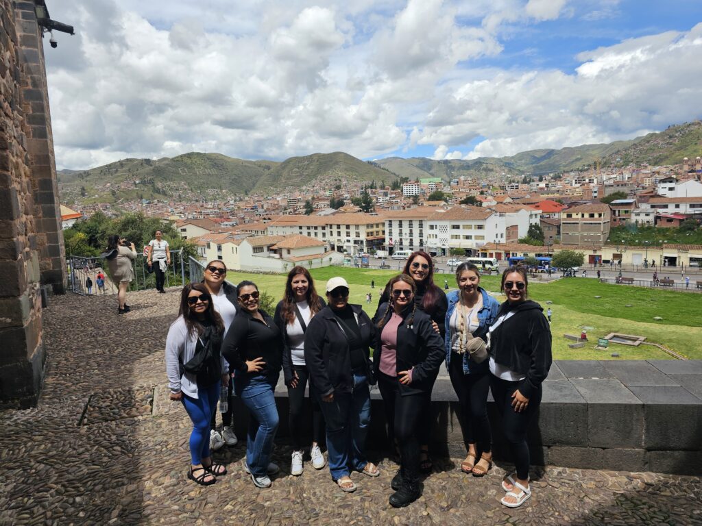 Muros incas del templo Qorikancha con arquería colonial en Cusco.