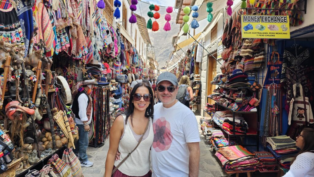 Artesanías y textiles coloridos en el mercado tradicional de Pisac, Cusco.