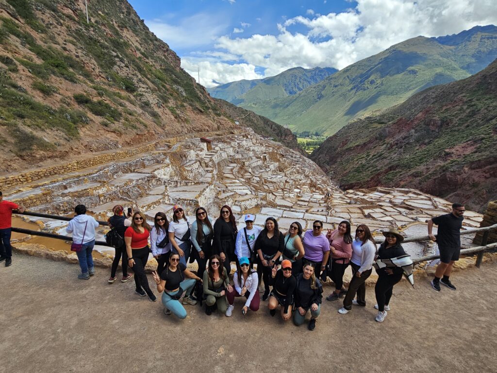 Turistas de Inkapathperu aprendiendo sobre la historia milenaria de las minas de sal.