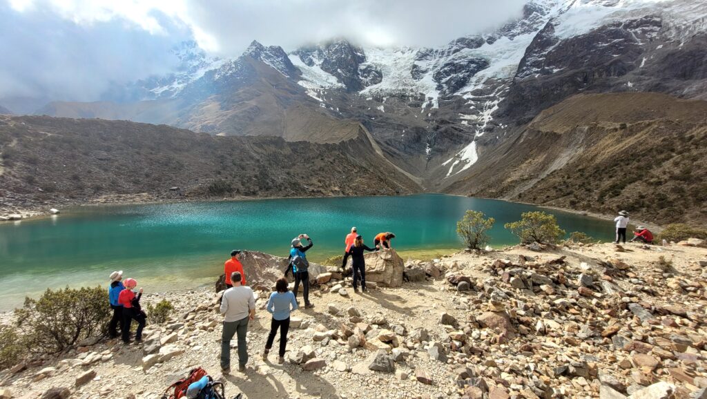 Laguna Humantay con su impresionante color turquesa bajo el nevado Salkantay.
