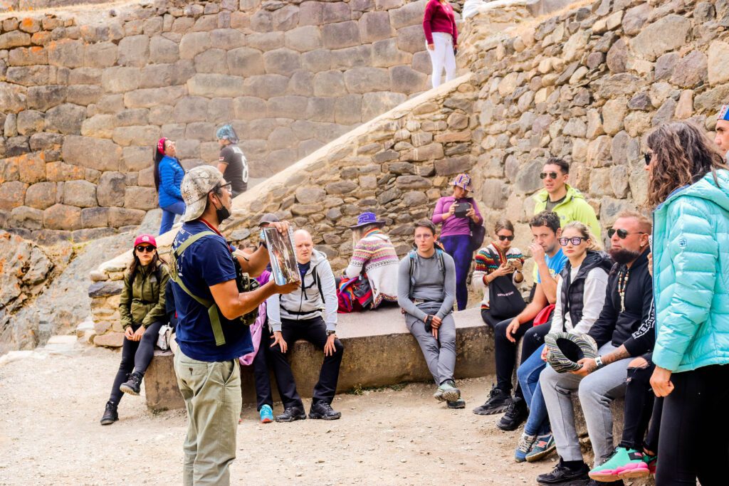Guía profesional explicando la historia del valle sagrado.