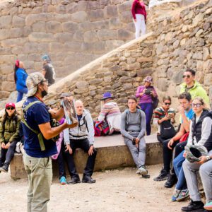 Guía profesional explicando la historia del valle sagrado.