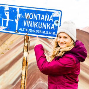 Franjas de colores minerales en la cima de la montaña Vinicunca a 5,200 metros.