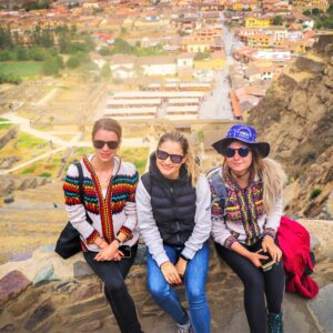 Fortaleza de Ollantaytambo con sus gigantescos andenes de piedra frente al pueblo.