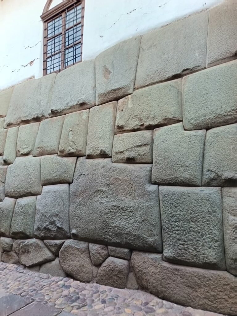 Detalle de la arquitectura inca perfecta en los muros del palacio de Inca Roca.