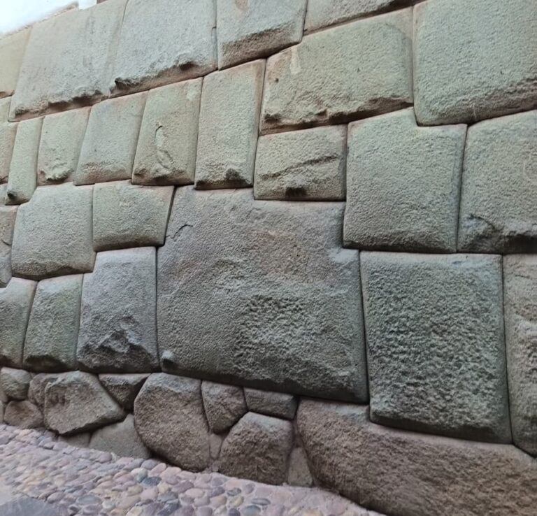 Detalle de la arquitectura inca perfecta en los muros del palacio de Inca Roca.
