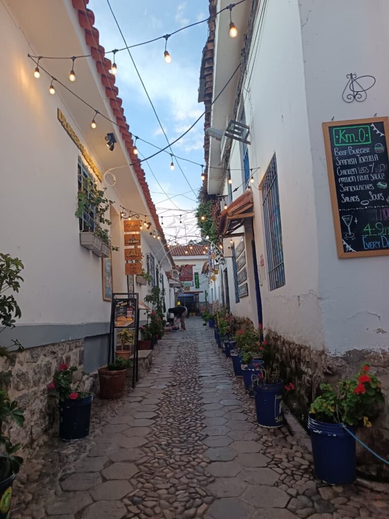 Caminata por las calles estrechas y empedradas del barrio de San Blas en Cusco.